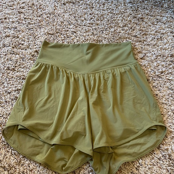 Lululemon Nulu and Mesh High-Rise Yoga Short 3.5"
Bronze Green 6 - Picture 5 of 9